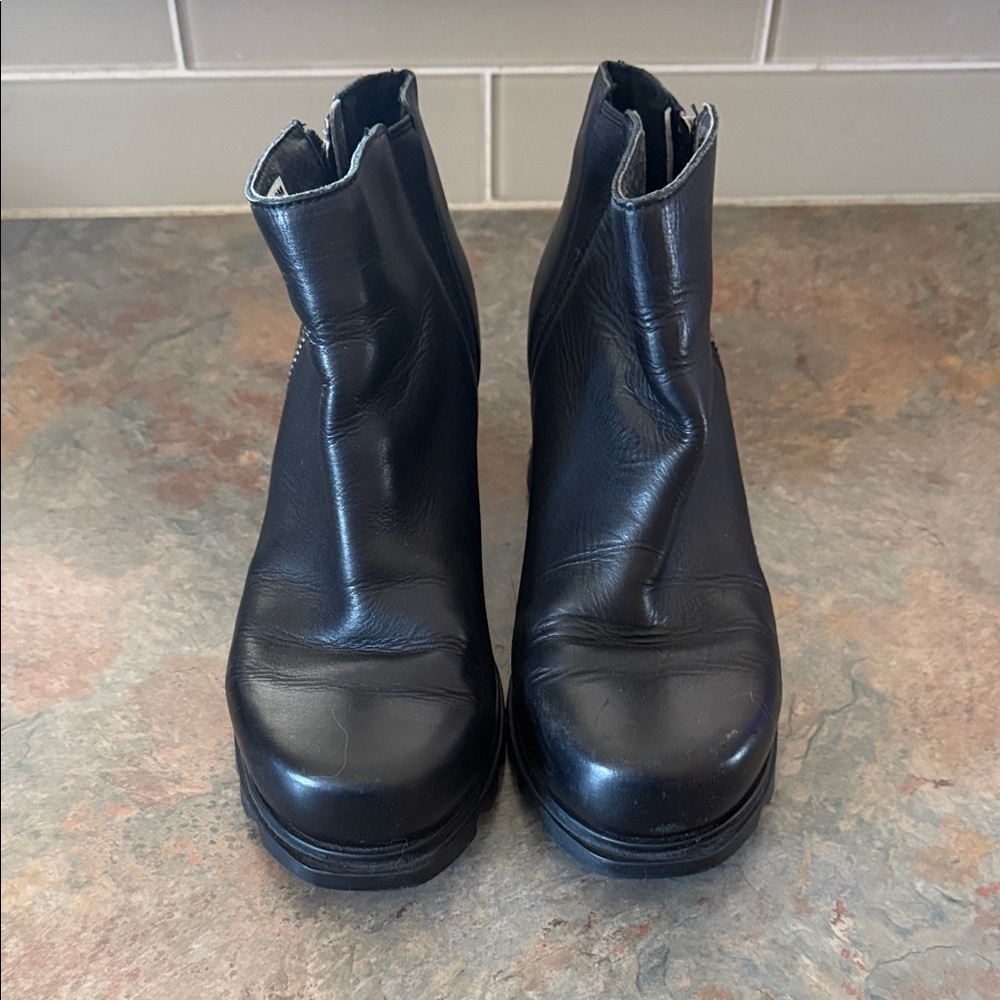 Sorel Black Leather Ankle Booties Women’s Size 8 EUC